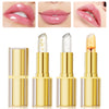 Un ensemble de tubes de rouge à lèvres dorés et d'échantillons cosmétiques montrant différentes nuances de rose et de nude.