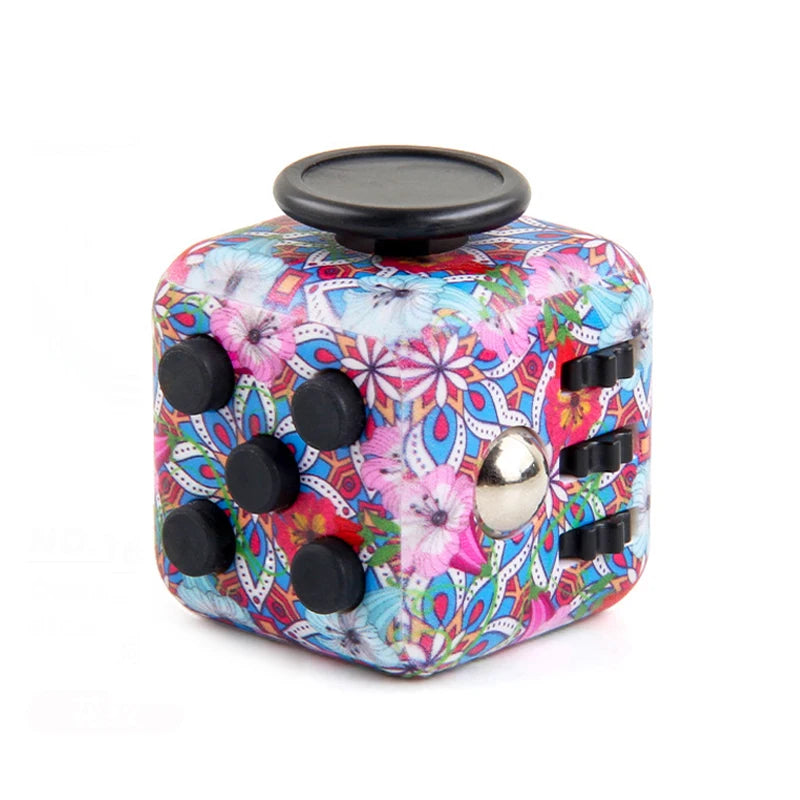Cubo colorido con diseños florales rosas, azules y verdes, y detalles negros y plateados.