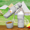 Botella de agua portátil para perros y contenedor de comida al aire libre sobre madera.