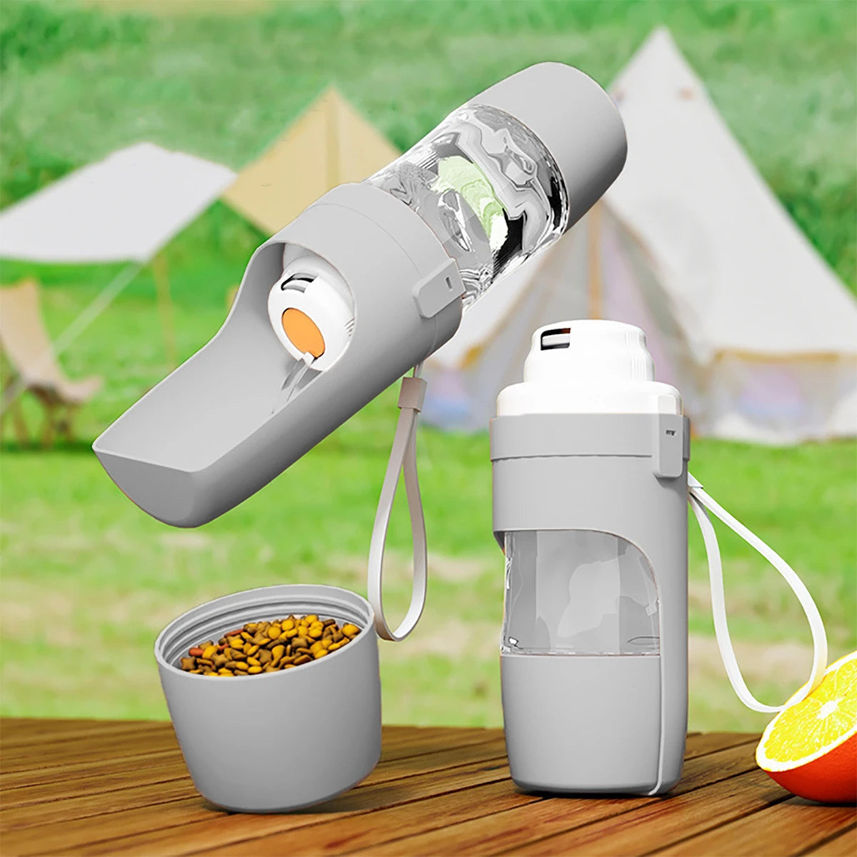 Botella de agua portátil para perros y contenedor de comida al aire libre sobre madera.