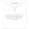 Collar con colgante de estrella plateada y cadena sobre tarjeta blanca.