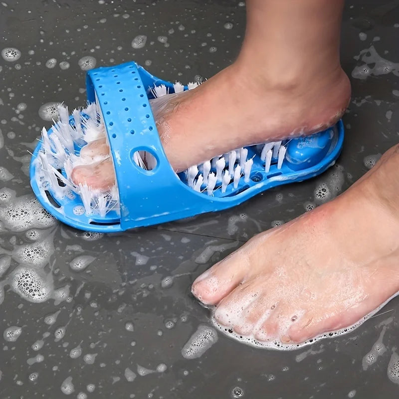 Eine blaue Saugnapf-Fußbürste schrubbt die Fußsohle im Wasser.