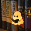 Vintage Geisterbuch-Lampe mit warmem LED-Licht in einem Bücherregal.