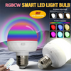 En RGBCW smart LED-pære med hvid base og fjernbetjening vist ved siden af en væglampe.