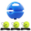 Blå solotennistrener med stabil base og elastisk ballretur, vist med svarte elastiske baller.