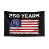 Et svart flagg med teksten 250 ÅR og et slitt amerikansk flaggmønster med årene 1776 og 2026.