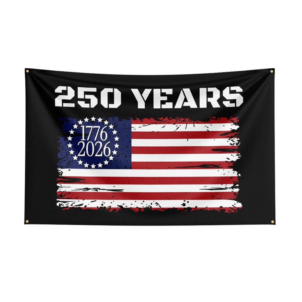 Et svart flagg med teksten 250 ÅR og et slitt amerikansk flaggmønster med årene 1776 og 2026.