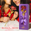 Ein Geschenk mit einer 24K vergoldeten Rose in einer lila Box, von einer Frau gehalten.