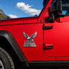 Nahaufnahme einer roten Truck-Tür mit 3D-Metallemblem eines amerikanischen Adlers mit Faith Family Freedom-Design