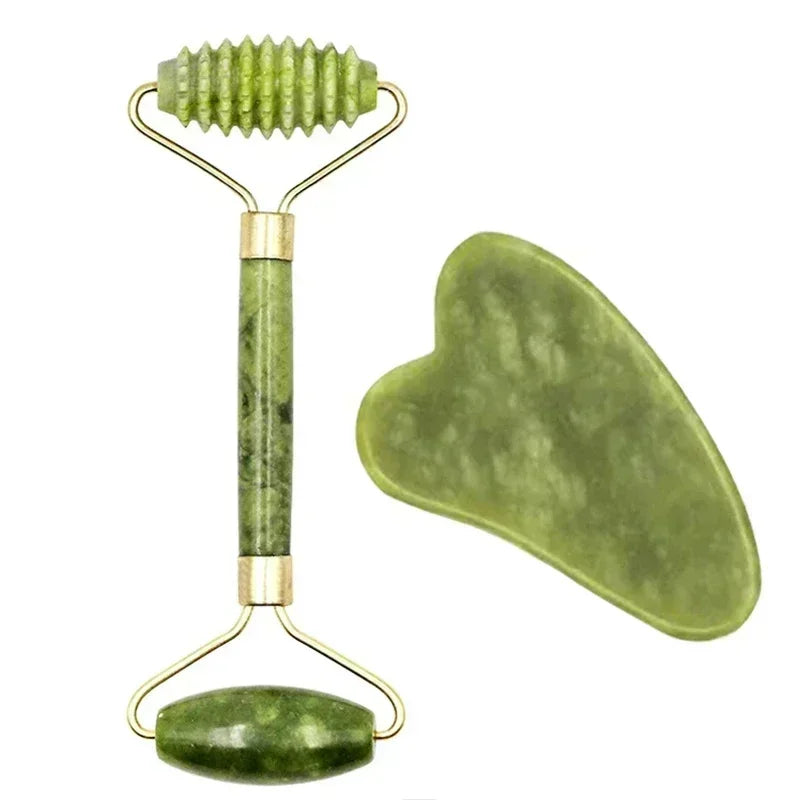 Rodillo de jade natural y juego de gua sha con piedra verde y mangos metálicos.
