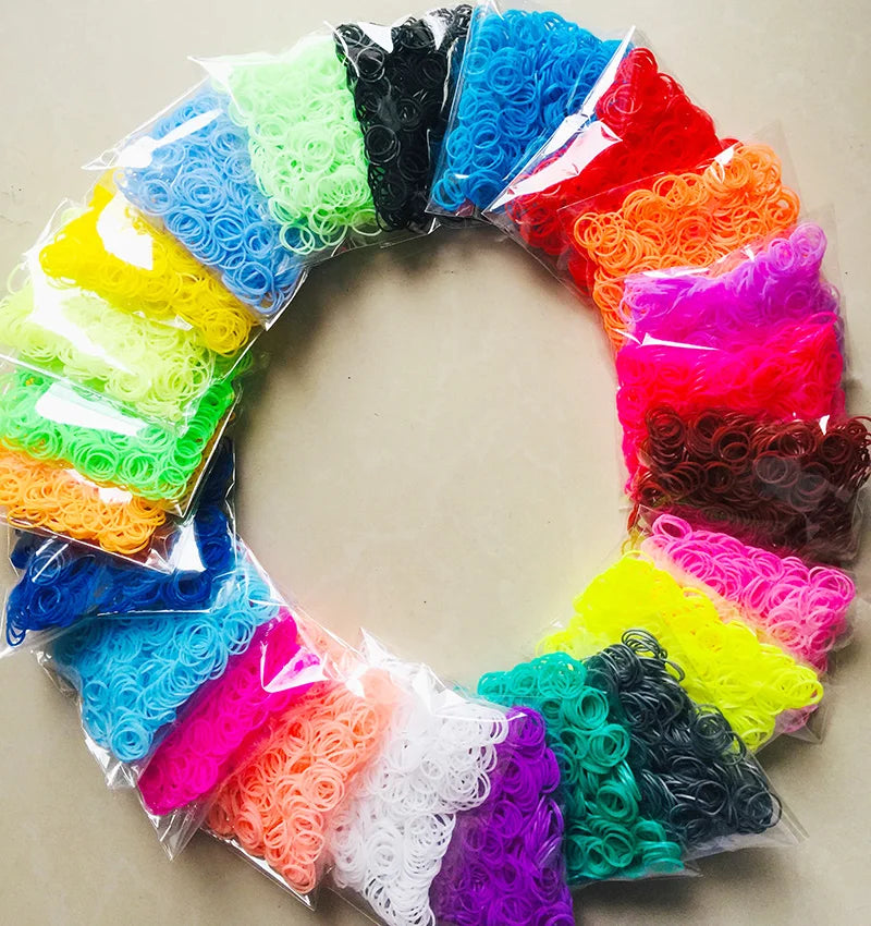 Arreglo circular de bandas elásticas de colores en tonos verde, amarillo, azul, rojo y morado.