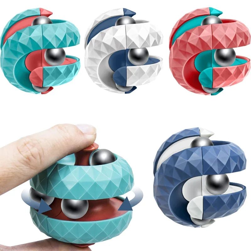 Et sett med fargerike orbitball-fidget-kubber i forskjellige farger og vinkler, en holdt i en hånd.