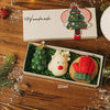 Handgefertigtes Geschenkset mit grüner Weihnachtsbaumfigur, weißem Hasen und rotem Strickartikel in Holzbox