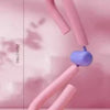 Entrenador de suelo pélvico rosa con ejercitador de muslos internos en vista vertical.