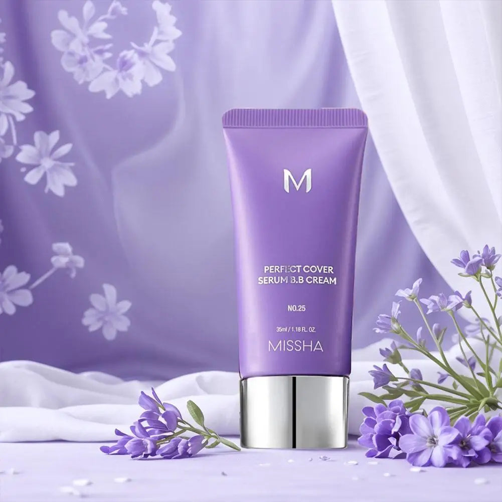 Ett lila tub med Missha Perfect Cover serum BB-kräm med silverkork och lavendelblommor i bakgrunden.