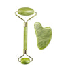 Set de rodillo de jade natural y herramienta gua sha con mango dorado y piedra verde claro.