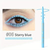 Lápiz delineador de gel mate azul waterproof Starry, con punta azul y ojo de mujer demostrando el tono.