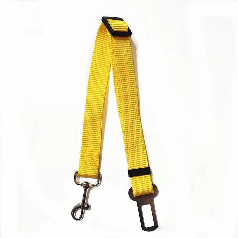 Arnés de seguridad para mascotas ajustable amarillo con correa negra y clip metálico.
