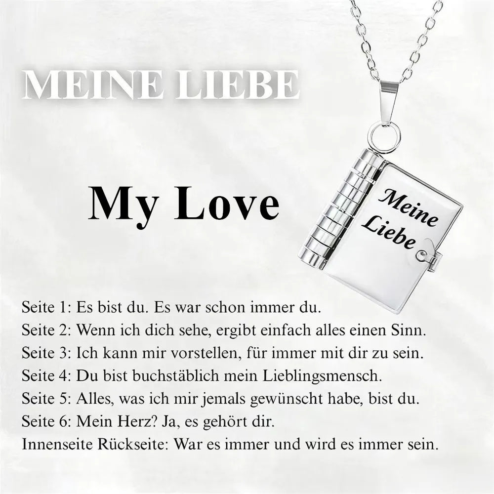 Eine silberne Medaillon-Halskette in Form eines aufklappbaren Buches mit deutschem Text auf dem Cover.