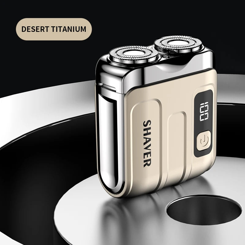 Primer plano de una afeitadora eléctrica Desert Titanium en acabado beige y plata sobre una superficie oscura.