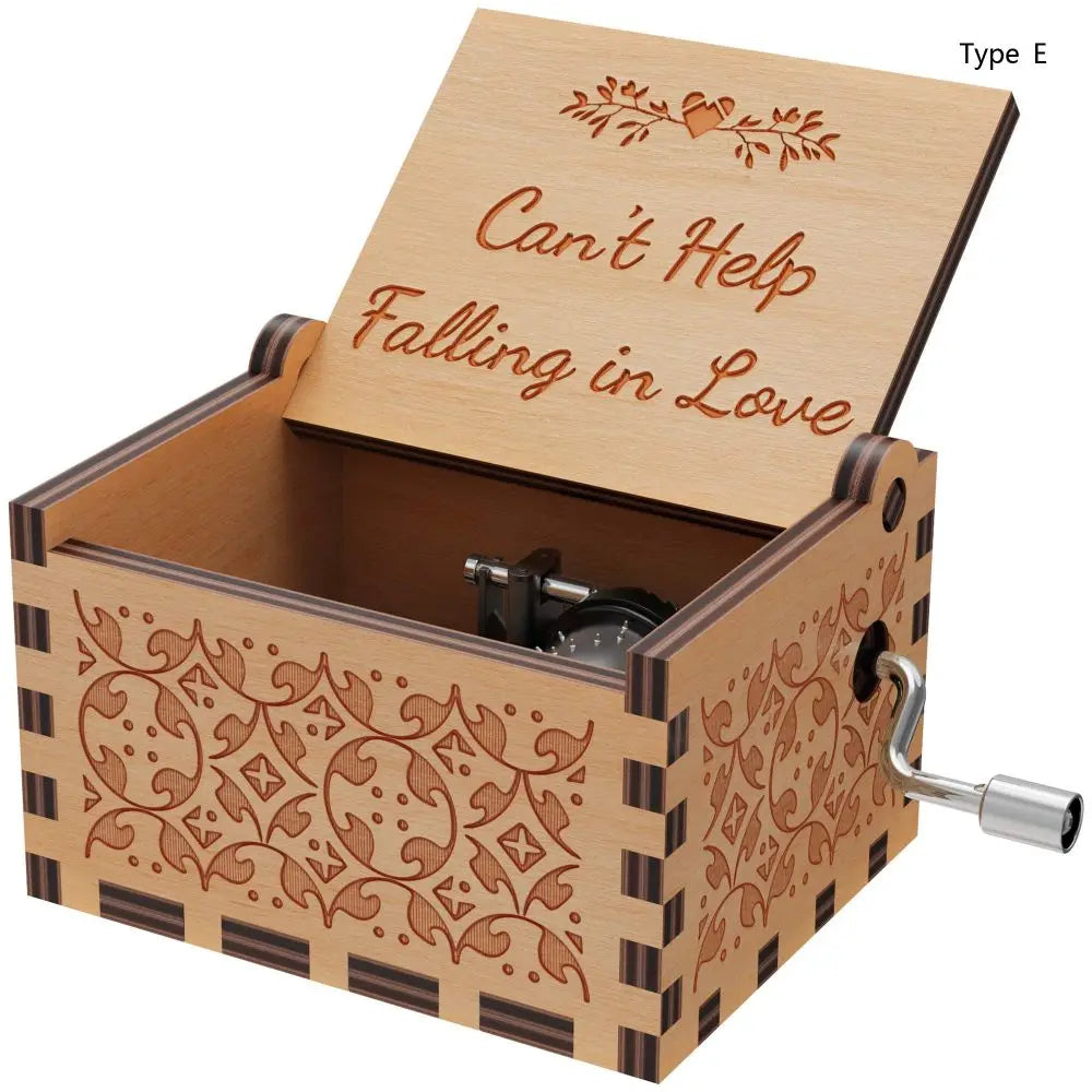 Caja de música de madera con manivela, tapa decorada con el título Can't Help Falling in Love