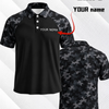 Schwarzes Poloshirt mit Tarnmuster, Anpassungsoptionen für den Namen werden angezeigt.