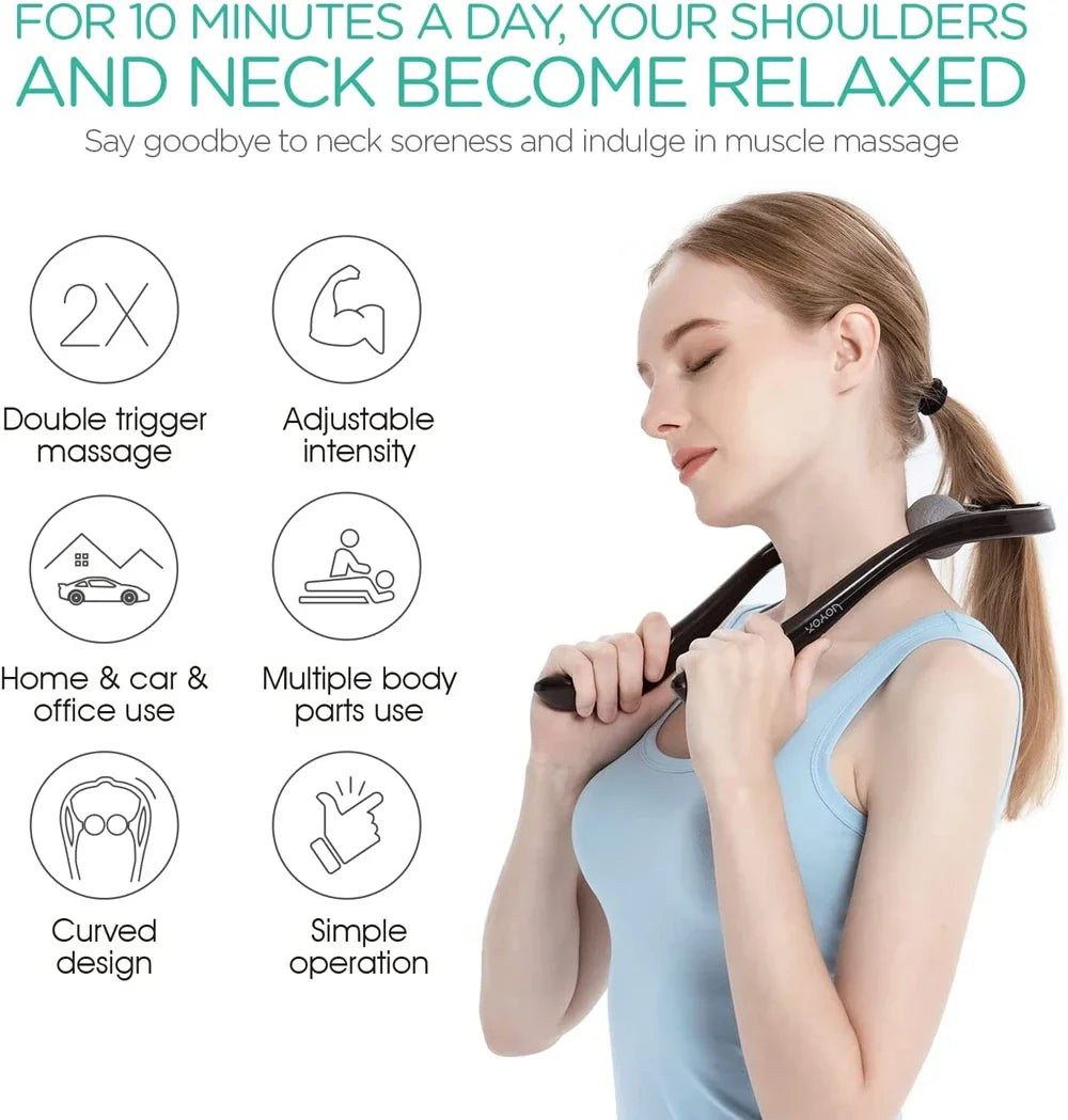 Mujer usando un masajeador shiatsu portátil negro en cuello y hombros.