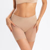 Une femme porte un short de sécurité taille haute beige nude sans couture.