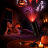 Et Halloween-projektørlampe kaster uhyggelige lysstråler ind i et mørkt rum med dekorative græskar og skygger.