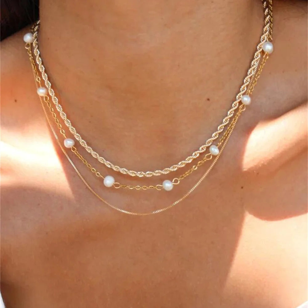 Nærbilde av et gull vintage geometrisk perle-choker-halskjede rundt halsen.