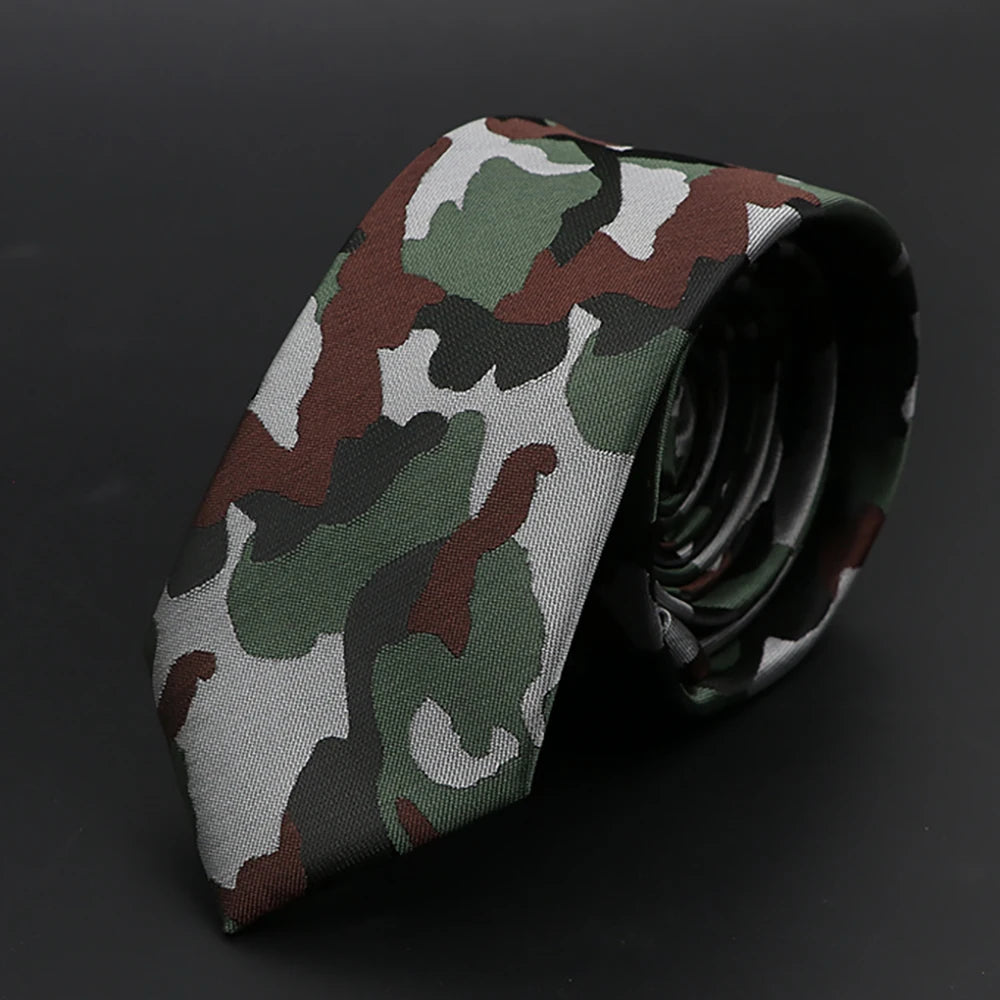 Primer plano de una corbata de hombre con estampado de camuflaje enrollada sobre un fondo oscuro.