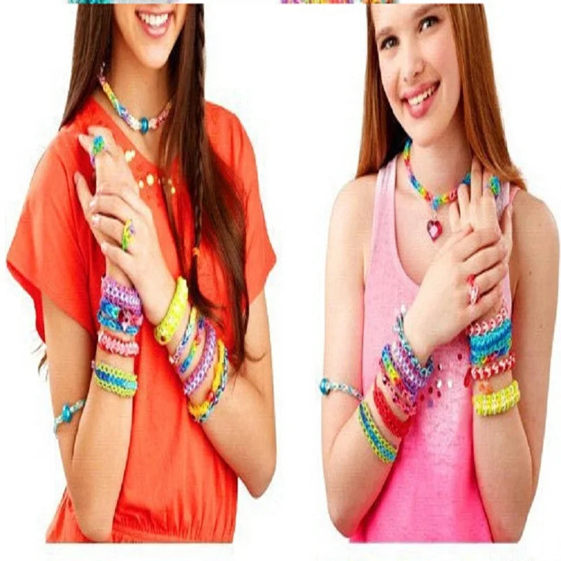 Una mujer modela bandas elásticas de colores y abalorios para un kit de manualidades de pulseras.