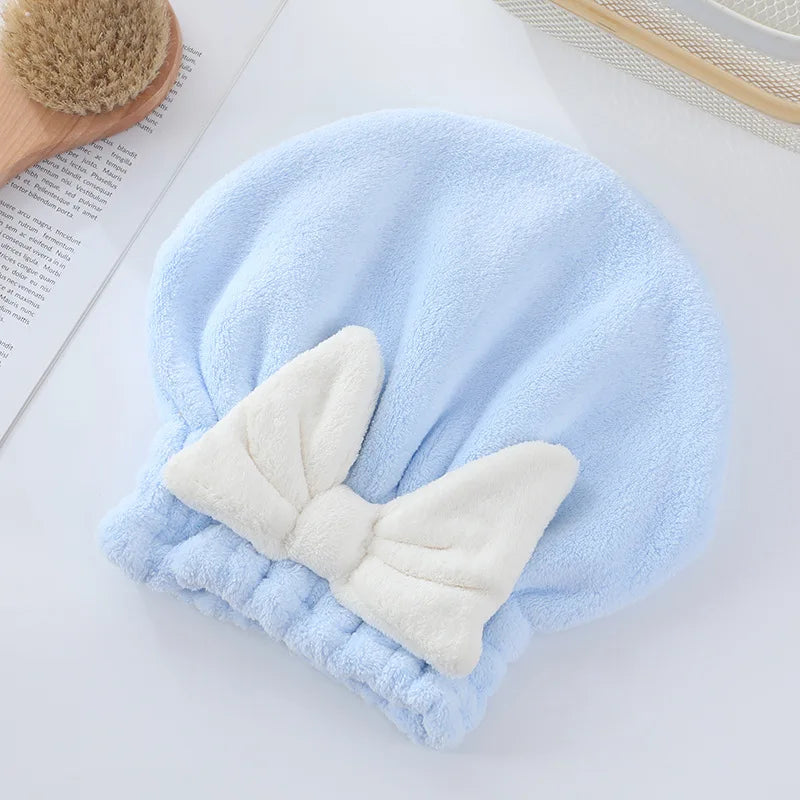 Gorro de microfibra azul claro para secar el cabello con un lazo blanco
