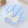 Gorro de microfibra azul claro para secar el cabello con un lazo blanco