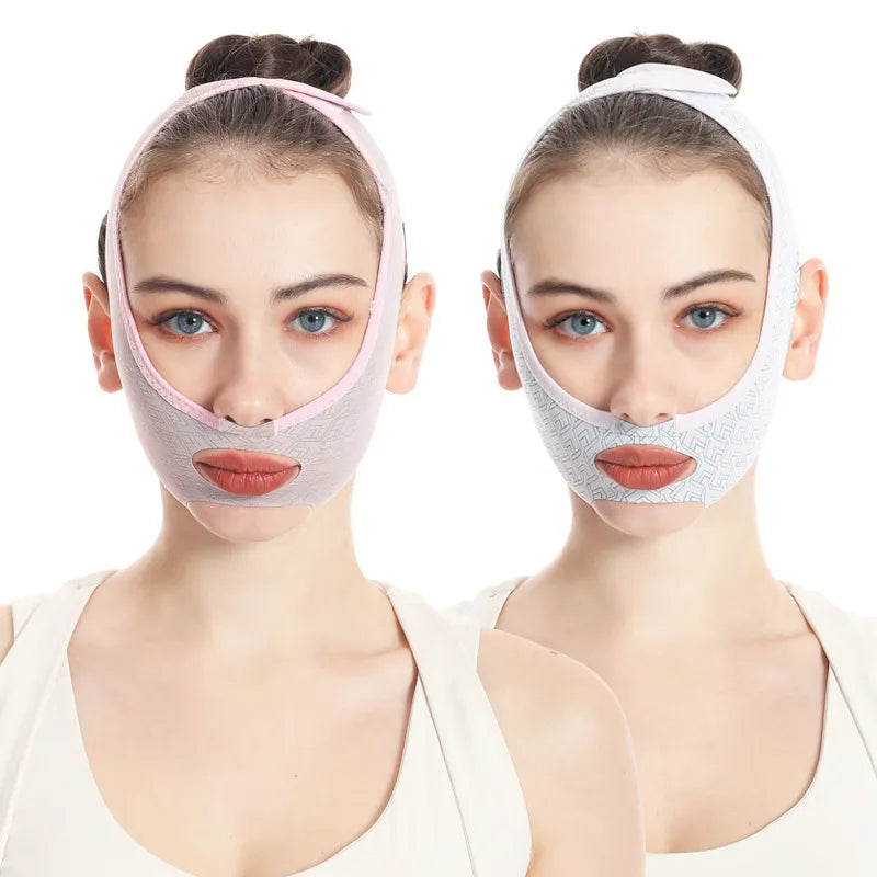 Mujer usando una correa facial rosa para contornear la mandíbula.