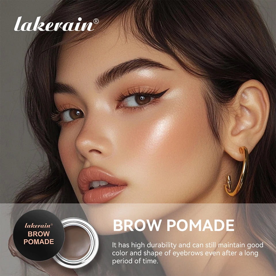 Nærbillede af en kvinde, der påfører Lakerain Brow Pomade på sine øjenbryn.