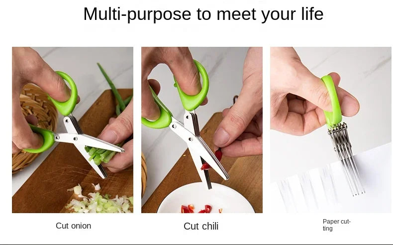 Gröna och rostfria kökssaxar som skär lök, chili och papper.