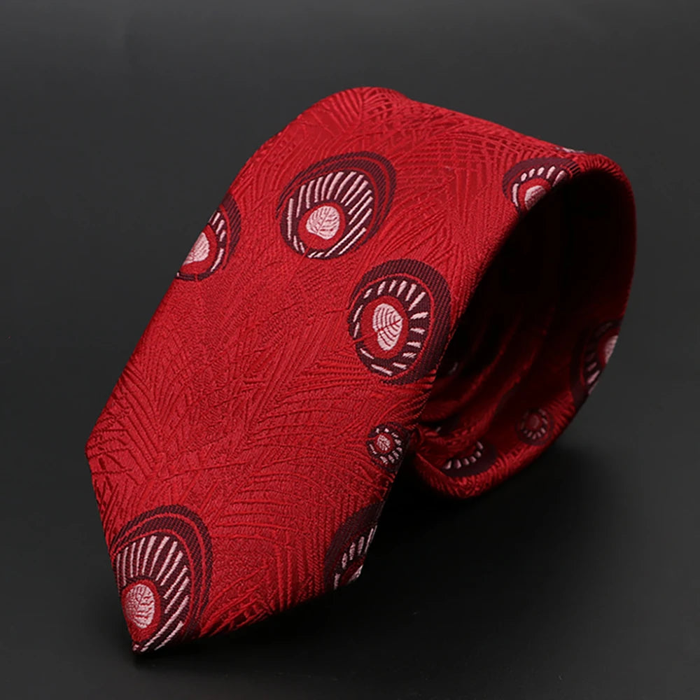 Corbata roja de jacquard con patrón circular repetitivo, doblada sobre fondo oscuro.