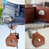 Porte-clés en cuir marron avec une pièce de monnaie et une pièce en argent, montré sous différents angles.