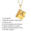 Et gullvedheng med bokdesign og tekst på anhenget