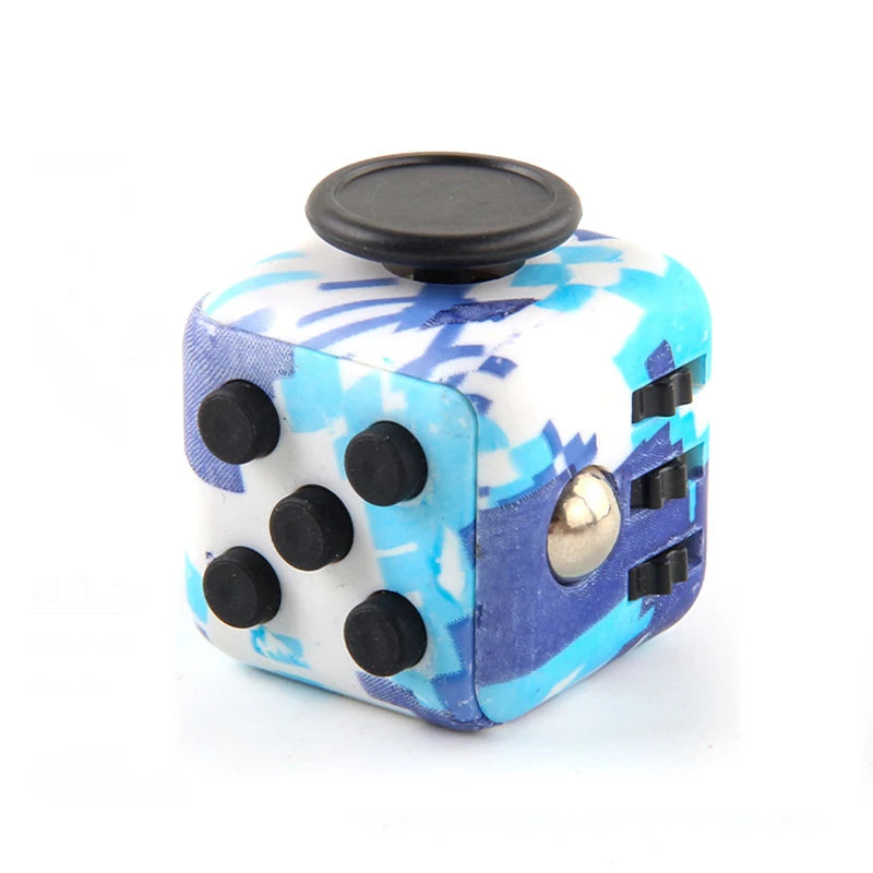 Cubo antiestrés marmoleado azul y blanco con puntos negros y plateados y tapa negra.