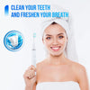 Mujer sonriente con toalla junto a un cepillo dental y kit de limpieza dental