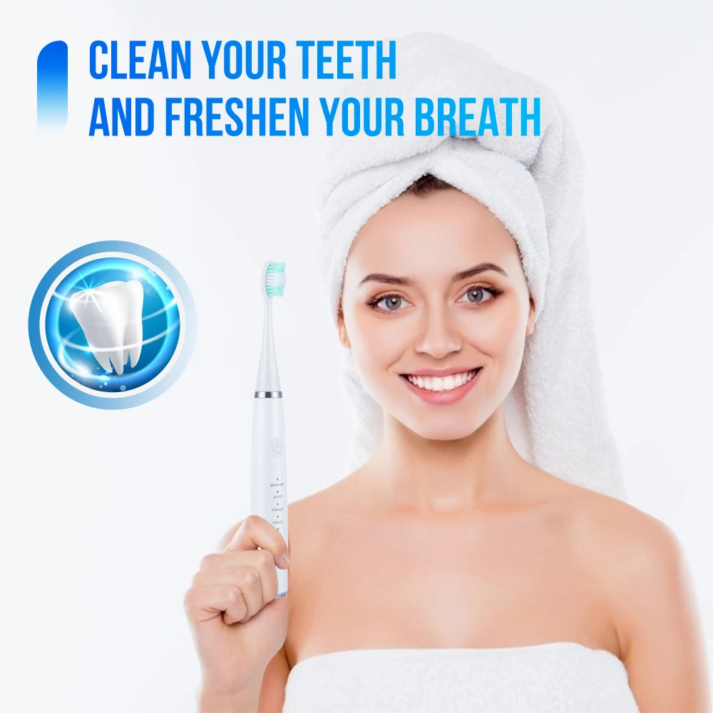 Mujer sonriente con toalla junto a un cepillo dental y kit de limpieza dental
