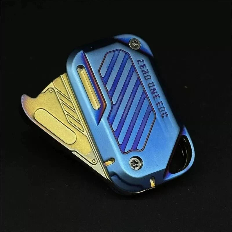 Nahaufnahme eines blauen, metallischen Fidget-Schiebers mit Goldakzent und blauen Streifen, schräg gezeigt.