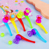 12 fargerike magiske blåserør og flytende kuler på en lys blå overflate.