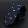 Corbata de jacquard azul marino con patrones de dragón dorado, doblada sobre fondo oscuro.
