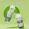 Botella de agua portátil 2 en 1 blanca y transparente para perros con contenedor de comida sobre fondo verde.
