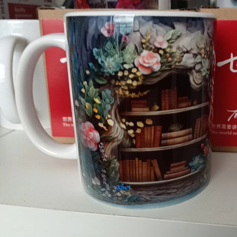 Keramisk kaffekrus med detaljert illustrasjon av en bokhylle med bøker og blomstermotiver.