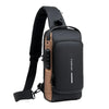 Bolso bandolera negro con correa acento beige y puerto USB sobre fondo blanco.