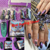 En hånd viser forskellige flasker og færdige negle med Magnetic Cat Eye Negle Gel Polish i Galaxy Chameleon Effekt.
